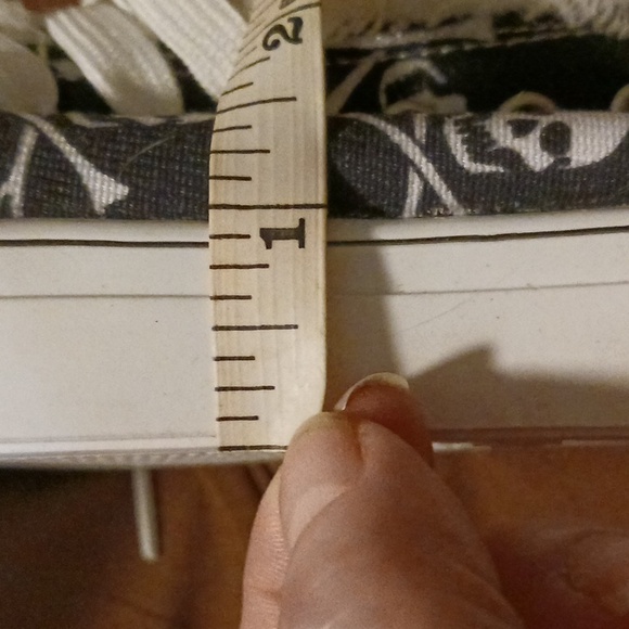 Skull & Crossbones Design Sneakers - Picture 16 of 16